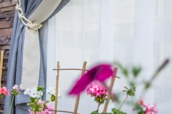 Подхват для штор в загородном доме