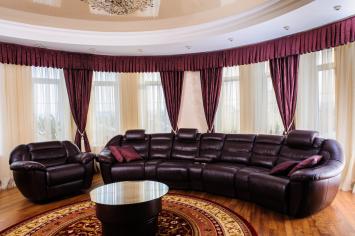 Роскошная гостиная в вишневом цвете