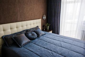 Покрывало и декоративные подушки для спальни