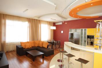 Бежевые шторы для студии