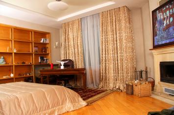 Спальня с камином