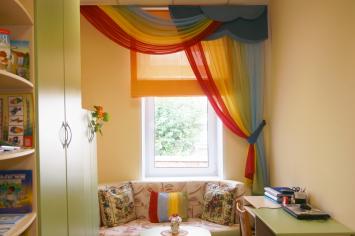 Шторы из ткани в полоску для кабинета психолога