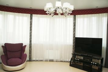 Шторы для гостиной на панорамное окно