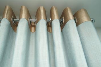 Голубые шторы на люверсах