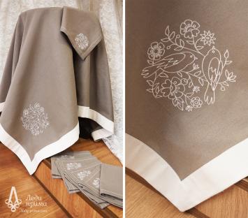 Скатерть и салфетки с вышивкой