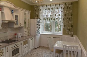 Светлые шторы на кухню