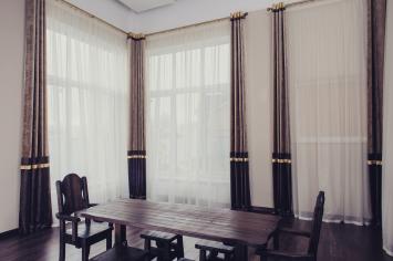 Шторы с золотистой окантовкой